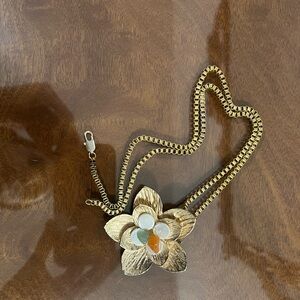 Women’s flower necklace